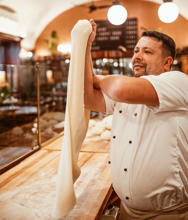 Strudel stretching show